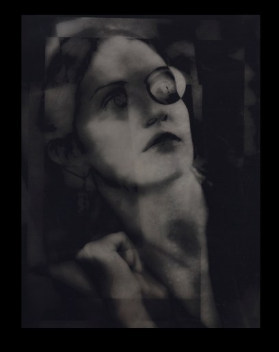 WOMAN_LOOKING_AT_THE_MOON